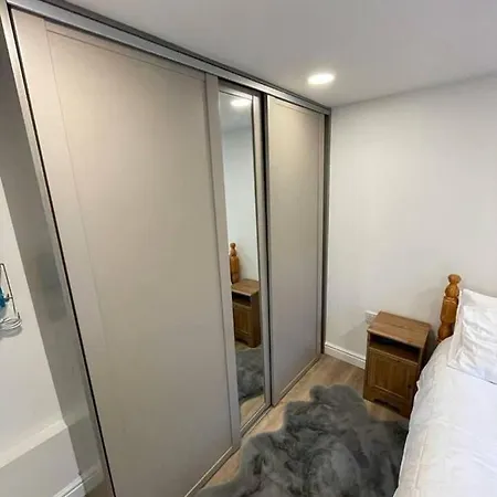 Modern 1 Bed 10 Mins To Leeds Cent ليدز