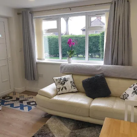 Modern 1 Bed 10 Mins To Leeds Cent *