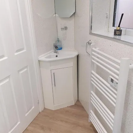 Modern 1 Bed 10 Mins To Leeds Cent *
