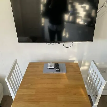 Modern 1 Bed 10 Mins To Leeds Cent *